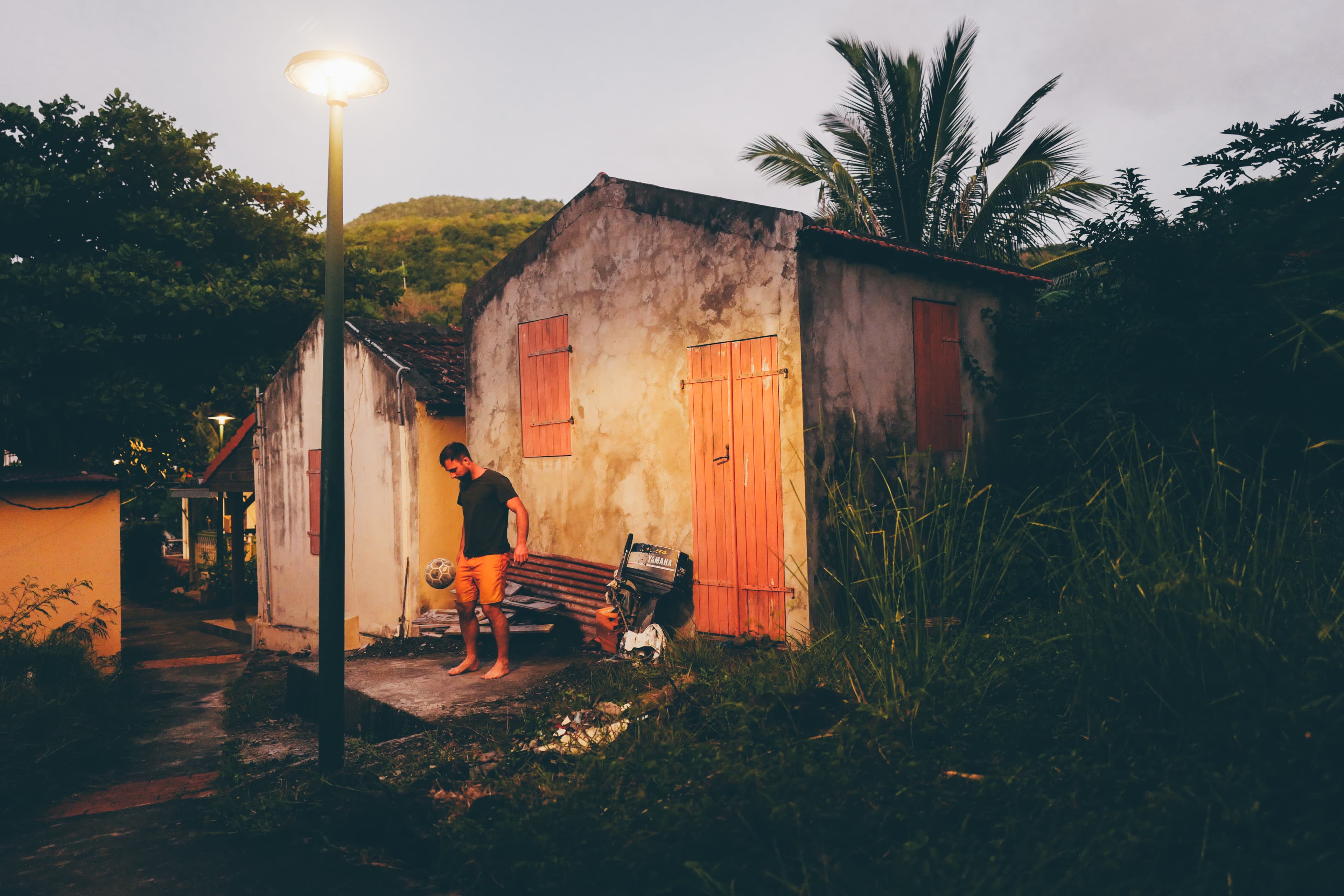 Simo juggeling a Ball in Martinique close to the beach.